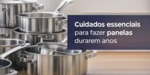 Panelas inox empilhadas em superfície de madeira, com organização perfeita