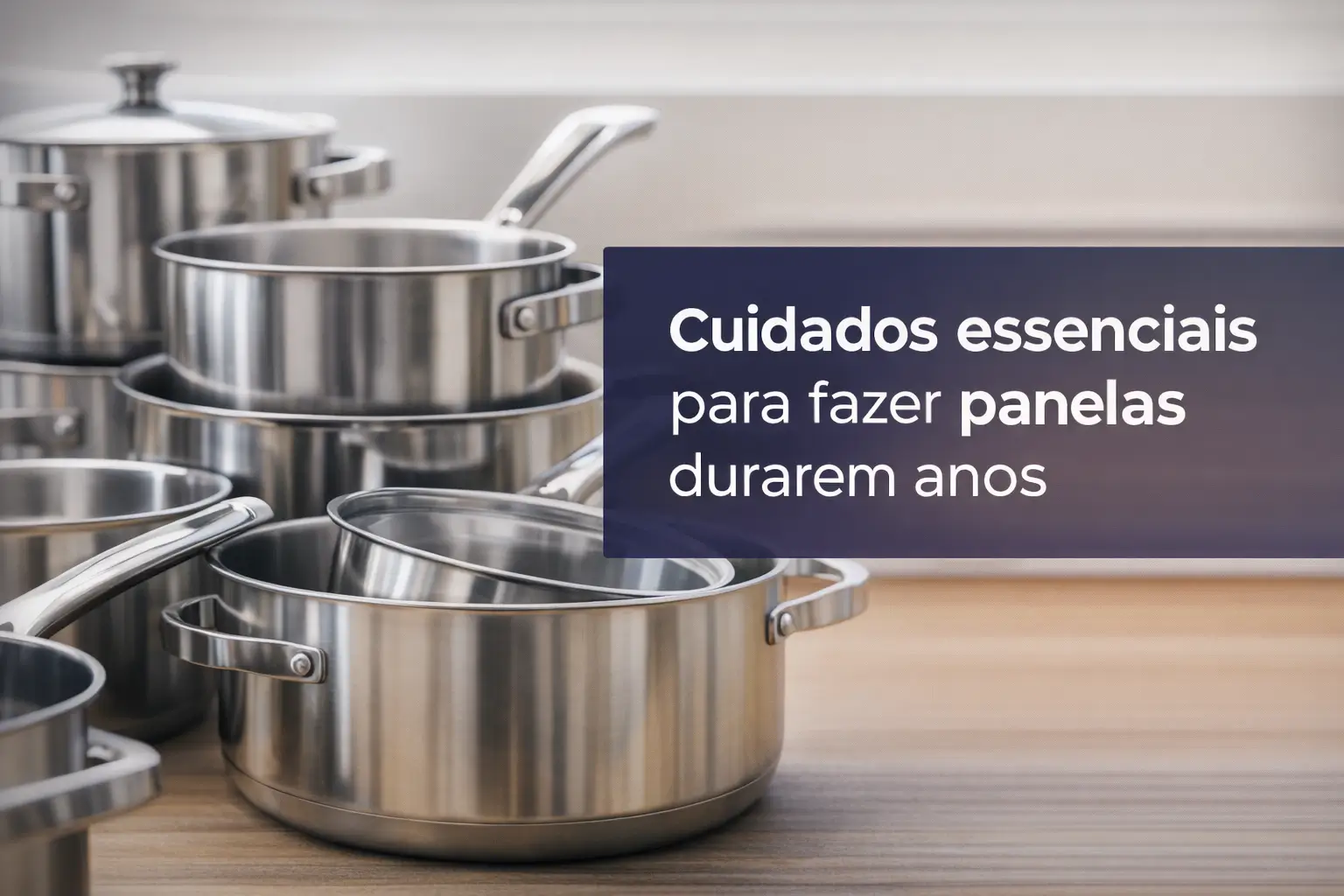 Panelas inox empilhadas em superfície de madeira, com organização perfeita