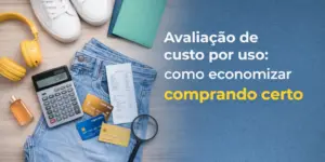 Itens sobre planejamento financeiro: tênis branco, fones amarelos, lupa e cartão de crédito