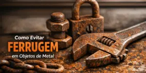 Coleção de objetos metálicos enferrujados como chave ajustável e cadeado.