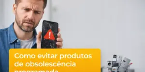 Pessoa preocupada segura smartphone com tela rachada com texto obsolescência planejada