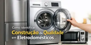 Geladeira inox, máquina de lavar aberta e micro-ondas em cozinha moderna