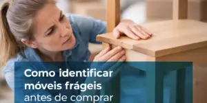 Mulher avalia canto de cadeira para identificar móveis frágeis