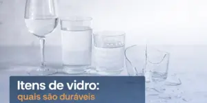 Itens de vidro com durabilidade variada e pedaços quebrados em fundo cinza claro