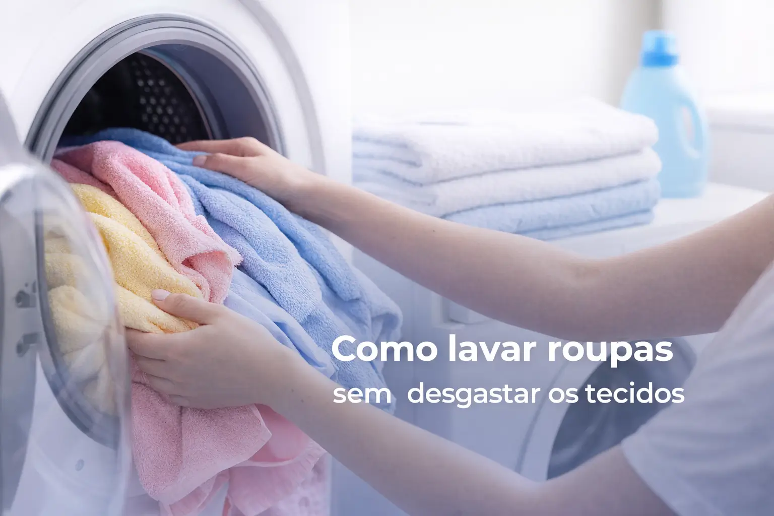 Pessoa coloca toalhas coloridas na máquina de lavar roupa com detergente ao fundo