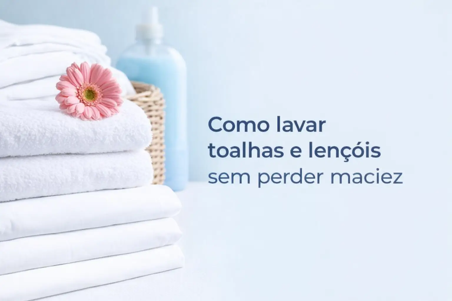 Toalhas brancas empilhadas com flor rosa e itens de lavanderia ao fundo