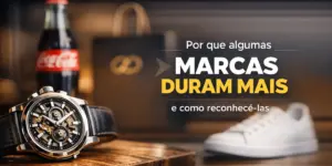 Relógio com pulseira de couro preto, bolsa Coca-Cola e tênis branco
