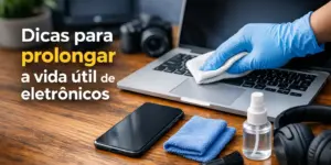 Pessoa limpando laptop com pano de microfibra azul em uma mesa organizada