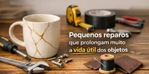 Mesa com ferramentas e caneca dourada reparada, símbolo de restauração.